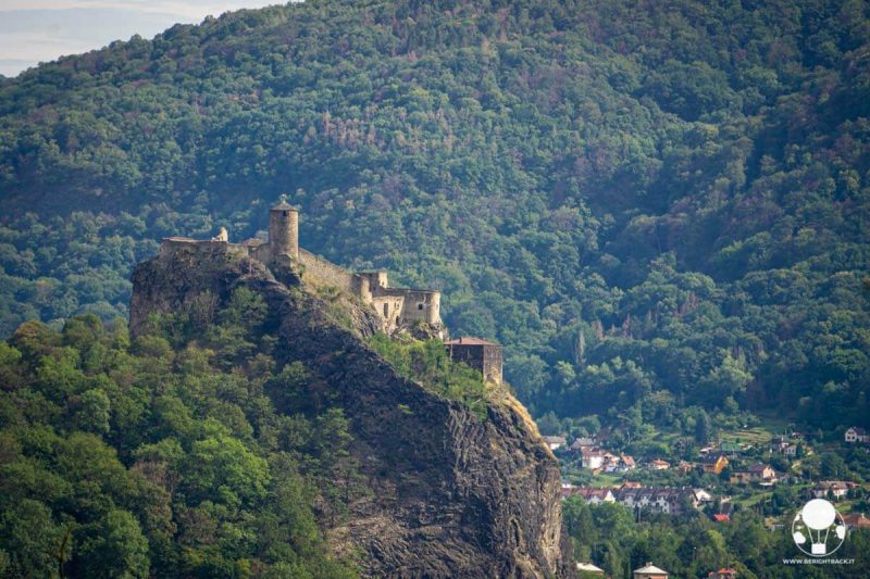 rovine di castello medievale su roccia