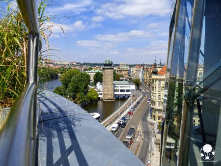 La vista dalla terrazza panoramica della Casa Danzante di Praga, accessibile dalla caffetteria al nono piano la terrazza della casa danzante di praga uno dei punti panoramici per vedere la città dall'alto