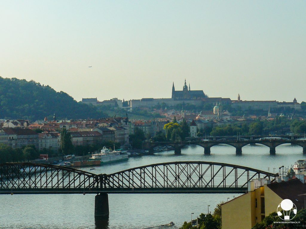 praga moldava e castello visti da collina vysehrad