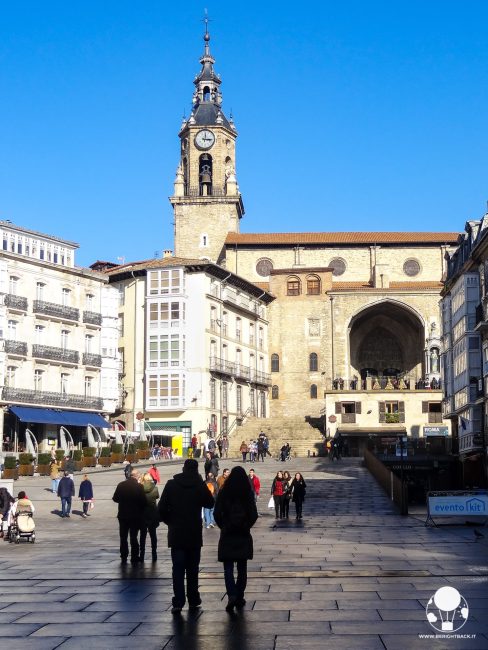 vitoria gasteiz capitale paesi baschi spagna piazza della vergine bianca e chiesa di san michele arcangelo