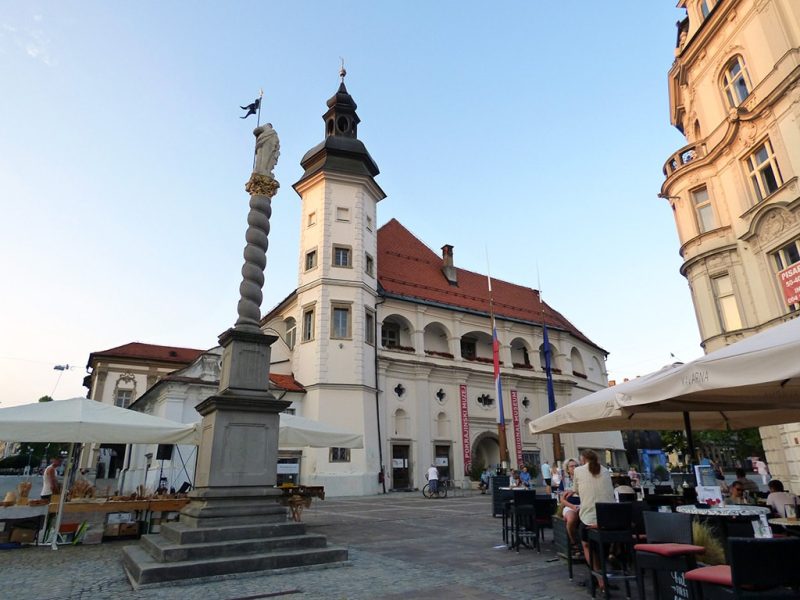 maribor marburgo slovenia piazza castello con colonna