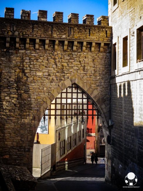 vitoria gasteiz capitale paesi baschi spagna mura medievali cittadine con porta e cancello