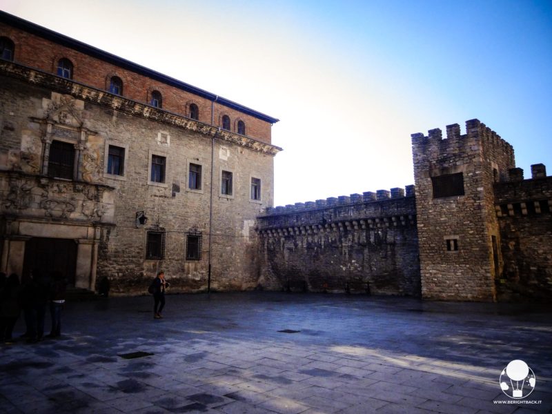 vitoria gasteiz capitale paesi baschi spagna palazzo escoraza esquivel e mura medievali torre