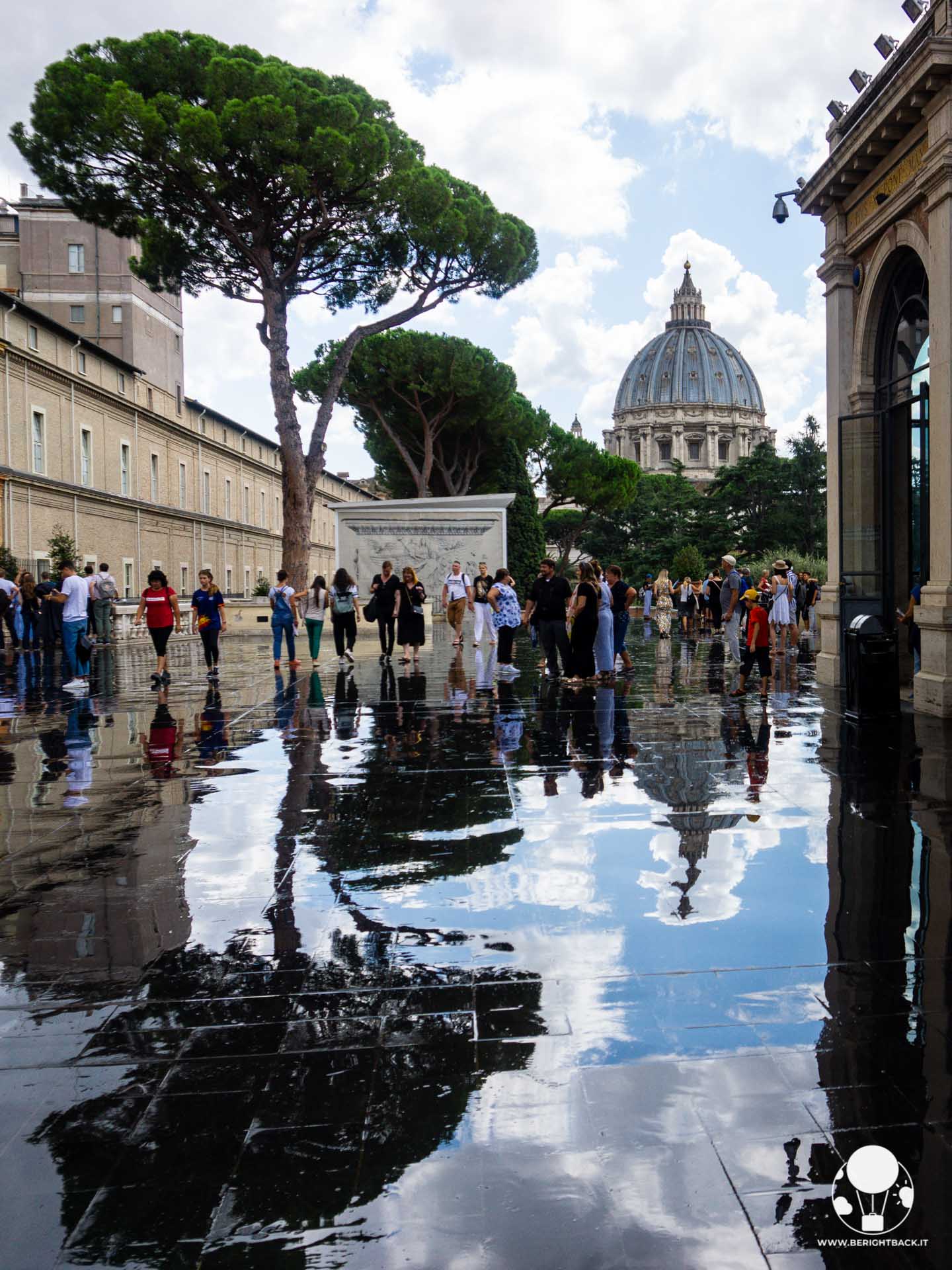 Musei Vaticani. Riflesso della cupola di San Pietro sulla terrazza del Belvedere *BeRightBack
