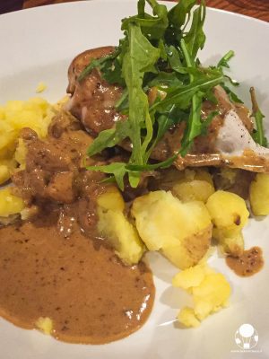Il Balmoral chicken è un piatto tipico scozzese con pollo ed haggis balmoral chicken pollo ripieno di haggis e salsa al whisky con verdure