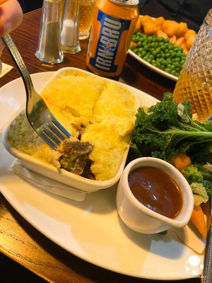 Haggis and potato pie, piatto a base di haggis con patate, rape, verdure di stagione e salsa al whisky neeps tatties haggis pie piatto tradizionale scozzese