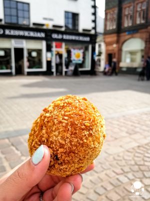 Scotch egg con ripieno di haggis uovo alla scozzese fritto e ripieno di haggis