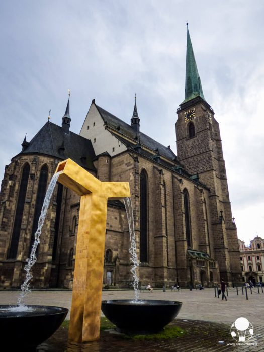 La Cattedrale di San Bartolomeo e la fontana dell'Angelo a Plzeň