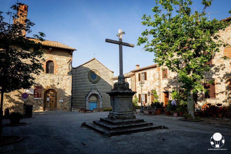Croce di pietra in mezzo a piazza del Tribunale, Lucignano