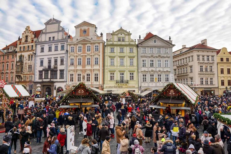 Stand e folla ai mercatini di Natale in Piazza della Città Vecchia a Praga