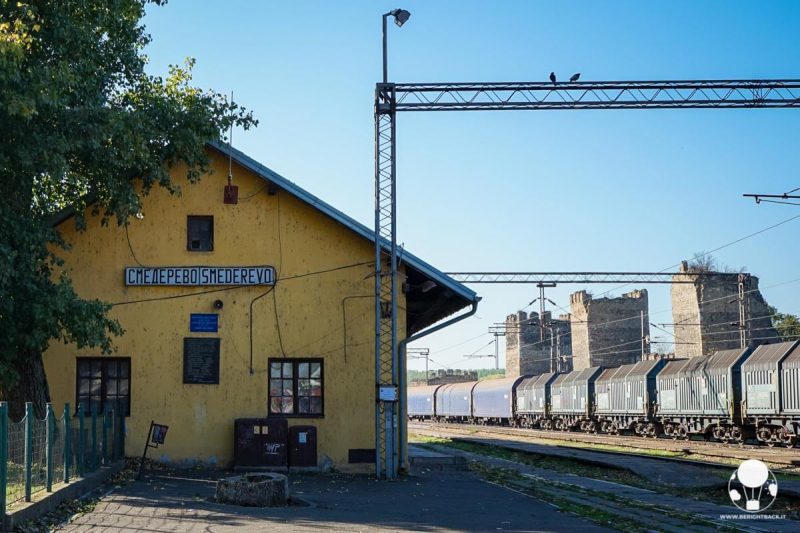 Stazione e treno con la fortezza sullo sfondo a Smederevo, Serbia
