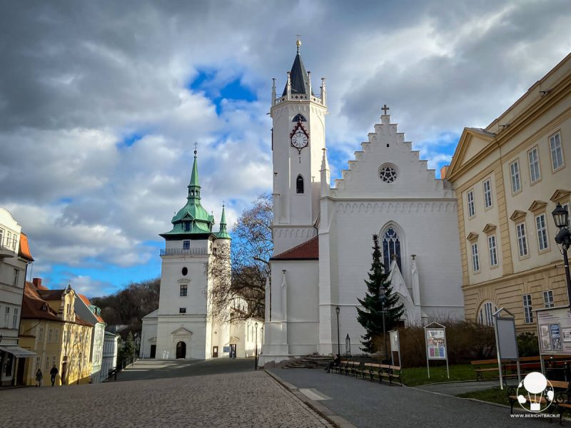 piazza con due chiese, a sinistra la cattolica e a destra l'ortodossa