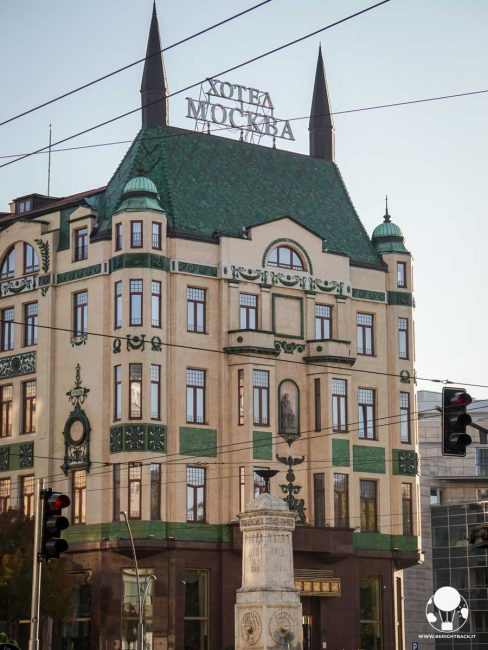 elegante facciata di hotel con mosaici gialli e verdi