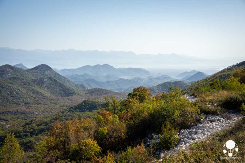 Vista sulla valle fino al Lago di Scutari dalla grotta di Lipa, Montenegro
