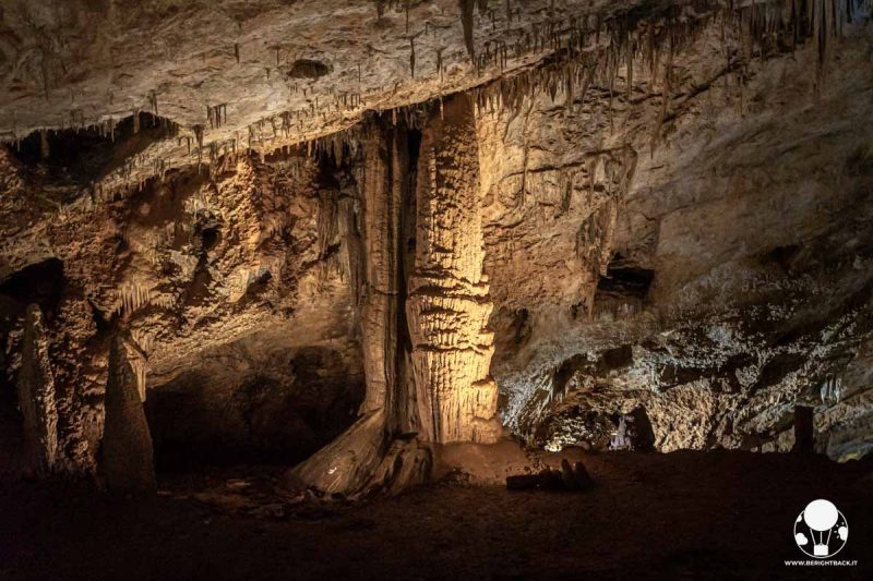 stalagmite singola massiccia in una grotta sotterranea