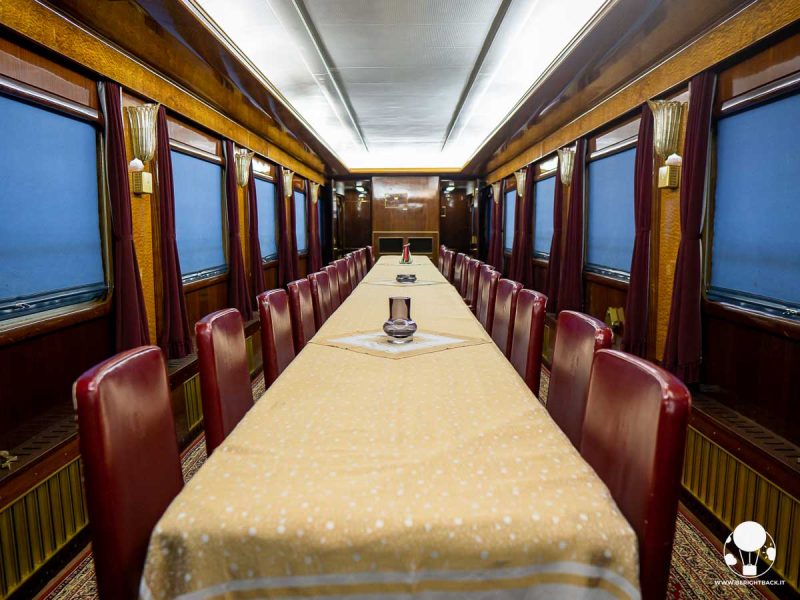 plavi-voz-treno-blu-tito-belgrado-sala-da-pranzo-tavolo-lungo-28-ospiti-berightback