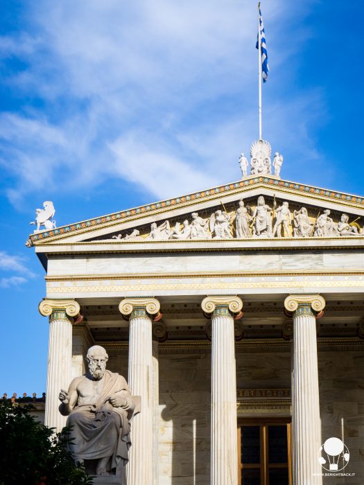 accademia nazionale di atene tempio edificio accadermia atene statua socrate