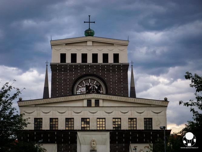 chiesa-sacro-cuore-di-gesu-plecnik–praga-zizkov-berightback-min chiesa-sacro-cuore-di-gesu-plecnik--praga-zizkov-berightback-min