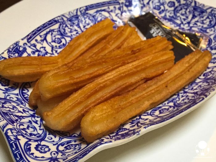 Cosa mangiare a Siviglia: cioccolata calda con churros cosa mangiare a siviglia centro colazione churros con zucchero