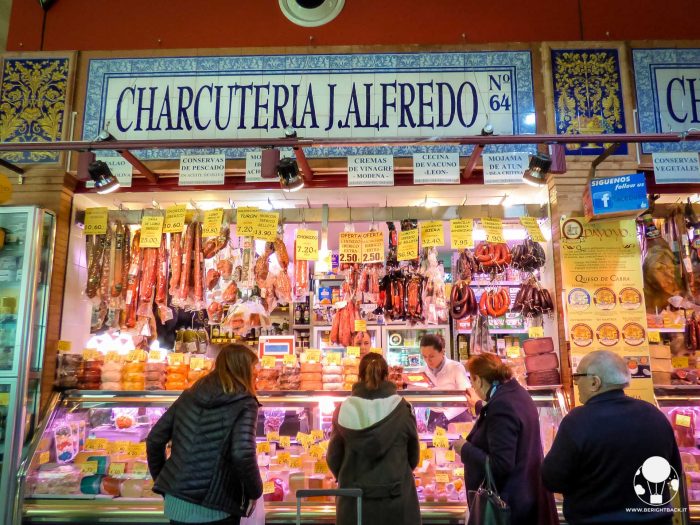 Dove mangiare a Siviglia: uno dei negozi all’interno del mercato di Triana dove mangiare siviglia centro quartiere triana mercado de triana charcuteria