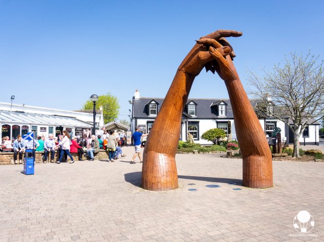 gretna green scottish borders mani che si stringono gretna green scozia villaggio matrimoni scultura mani