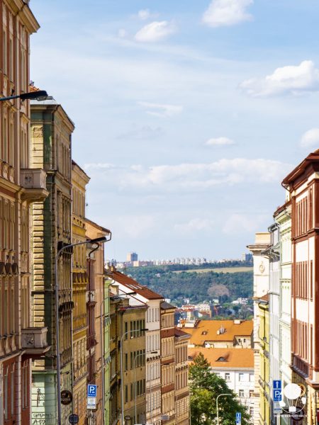 palazzi-colorati-discesa-praga-zizkov-berightback-min palazzi-colorati-discesa-praga-zizkov-berightback-min