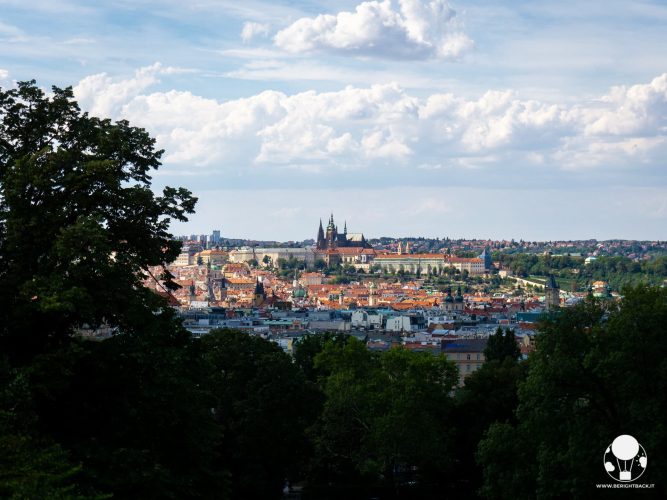 riegrovy-sady-parco-praga-vinohrady-vista-su-castello-berightback-min riegrovy-sady-parco-praga-vinohrady-vista-su-castello-berightback-min