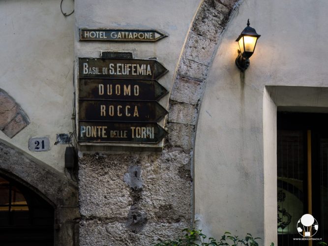 spoleto-piazza-del-mercato-indicazioni-antiche-berightback-2-min spoleto-piazza-del-mercato-indicazioni-antiche-berightback-2-min